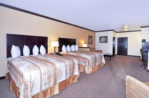 Postel nebo postele na pokoji v ubytování Best Western Plus Royal Mountain Inn & Suites