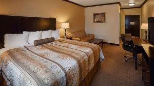 Postel nebo postele na pokoji v ubytování Best Western Plus Royal Mountain Inn & Suites