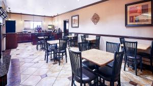 Ресторант или друго място за хранене в Best Western Plus Royal Mountain Inn & Suites