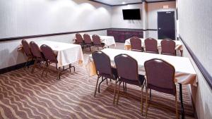 TV a/nebo společenská místnost v ubytování Best Western Plus Royal Mountain Inn & Suites
