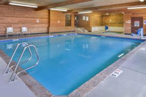 a large indoor swimming pool with blue water at Best Western Plus Rama Inn in Redmond
