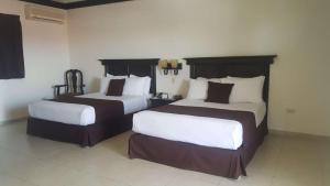 una habitación de hotel con 2 camas en una habitación en Hotel Go Inn en Monclova