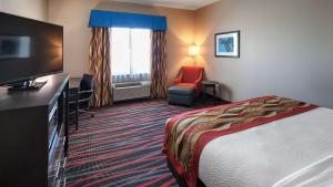 Postel nebo postele na pokoji v ubytování Best Western Plus Tech Medical Center Inn