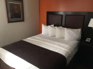Postel nebo postele na pokoji v ubytování Best Windsor Inn