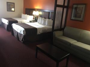 Postel nebo postele na pokoji v ubytování Best Windsor Inn
