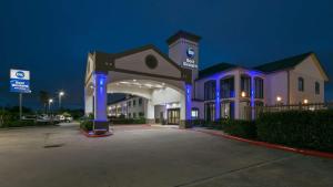 un gran edificio con luces azules en un aparcamiento en Best Western Dayton Inn & Suites, en Dayton