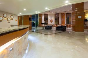 a lobby with a bar in a hotel at Best Western PLUS Nuevo Laredo Inn & Suites in Nuevo Laredo