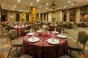 une salle de bal avec des tables et des chaises ainsi qu'une salle de banquet dans l'établissement Best Western PLUS Nuevo Laredo Inn & Suites, à Nuevo Laredo