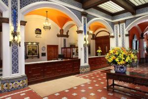 una sala con un jarrón de flores sobre una mesa en Best Western Majestic en Ciudad de México