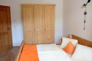 Schlafzimmer mit einem Bett und einem Holzschrank in der Unterkunft Landhaus Lindner in Westendorf