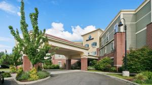 a building with a parking lot in front of it at Best Western Liberty Inn DuPont JBLM in DuPont