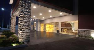een lobby van een gebouw met een stenen pilaar bij Bluu Hotel Aeropuerto Monclova-Frontera in Monclova