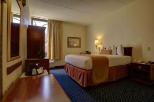 Tempat tidur dalam kamar di SureStay Plus Hotel by Best Western Chicago Lombard