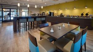 ห้องอาหารหรือที่รับประทานอาหารของ Best Western Plus College Station Inn & Suites