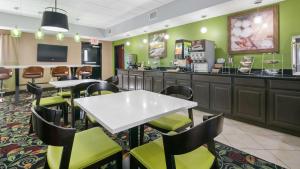 una sala de espera en un restaurante de comida rápida con mesas y sillas en Best Western Harker Heights Killeen, en Harker Heights