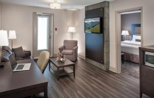 TV a/nebo společenská místnost v ubytování Best Western Plus Moncton