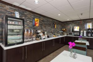 a coffee shop with a counter with flowers on it at Best Western Plus Pineville-Charlotte South in Charlotte