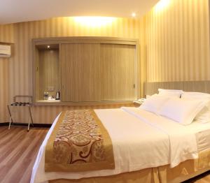 Rúm í herbergi á Mandarin Hotel Kota Kinabalu