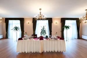 ヤヴォジュノにあるBrojanの花のテーブル付きの広い客室です。