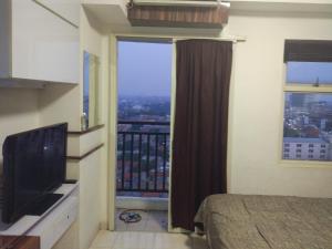 TV a/nebo společenská místnost v ubytování DSV Margonda Residen 2 Apartment