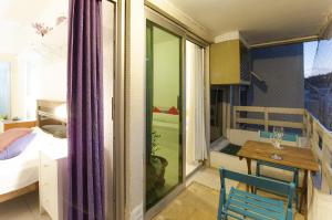 a small room with a bed and a table and a bedroom at Flat Luxuoso Coração de Copacabana in Rio de Janeiro +42 photos