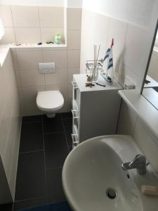ein Badezimmer mit Waschbecken und Toilette in der Unterkunft Formella in Eisenach