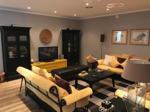 sala de estar con sofá y mesa en Casas de Luanda-GH Kinaxixe en Luanda