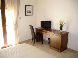 TV a/nebo společenská místnost v ubytování Hotel San Sebastián Hospedería
