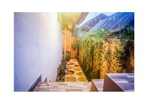 a small garden with a fence and a walkway at Oes House in Ubud