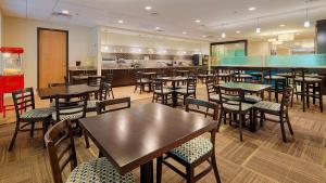 um restaurante com mesas e cadeiras e uma cafetaria em Best Western Garden Inn em Bentleyville