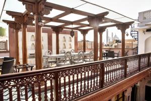 een balkon met tafels en stoelen in een gebouw bij Haveli Dharampura - UNESCO awarded Boutique Heritage Hotel in New Delhi