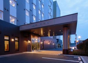 - une vue sur l'entrée d'un bâtiment dans l'établissement Hotel Route-Inn Takaoka Ekimae, à Takaoka