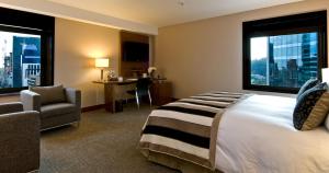 InterContinental Santiago, an IHG Hotel tesisinde bir odada yatak veya yataklar
