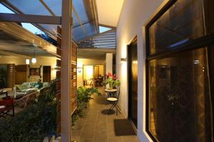 a house with a conservatory with a living room at Casa María Aeropuerto B&B in Alajuela