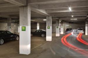un garaje con coches aparcados en él en ibis Styles Blois Centre Gare, en Blois