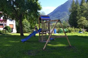 Area giochi per bambini di Ferienwohnung Hinterwinkl