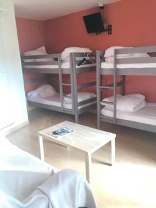 Ένα ή περισσότερα κρεβάτια σε δωμάτιο στο Hôtel Evan