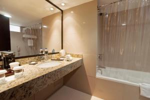 ein Badezimmer mit Waschbecken und Dusche in der Unterkunft Radisson Hotel Decapolis Miraflores in Lima
