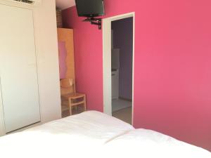 Ένα ή περισσότερα κρεβάτια σε δωμάτιο στο Hôtel Evan