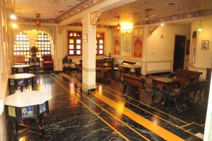 Restaurant ou autre lieu de restauration dans l'établissement Sajjan Niwas