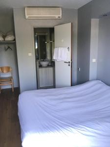 Ένα ή περισσότερα κρεβάτια σε δωμάτιο στο Hôtel Evan