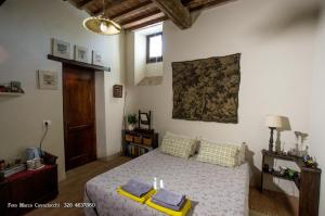 A bed or beds in a room at Il Bosso di Toscana