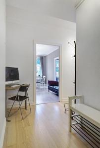 sala de estar blanca con escritorio y sofá en Apartment with Beautiful View to Bryggen en Bergen