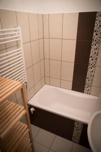 y baño con ducha y bañera. en Anna Apartman, en Győr