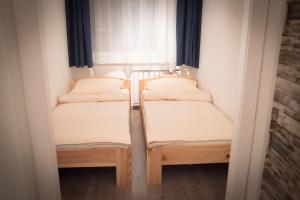 two bunk beds in a room with a window at Anna Apartman in Győr