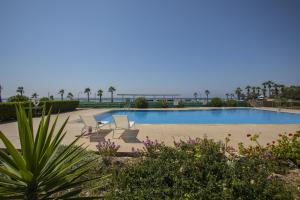 Πισίνα στο ή κοντά στο Larnaca Sunshore Beachfront Suite