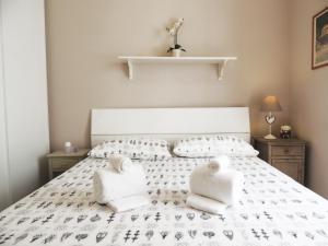 ローマにあるGiulia's home in Vaticanのベッドルーム1室(白いベッド1台、枕2つ付)