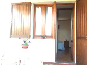 eine offene Tür zu einem Zimmer mit Fenster in der Unterkunft B&b Sa Domo in San Teodoro