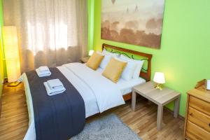モスクワにあるLuxApartments-Шарикоподшипниковская, 2Аの緑の部屋に大きなベッドが備わるベッドルーム1室が備わります。