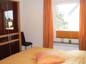 ブラウンラーゲにあるFerienwohnungen Lübbersのベッドルーム(ベッド1台、窓付)